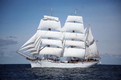 1280px-Statsraad_Lehmkuhl_royal_yard.jpg