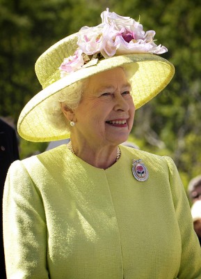640px-Elizabeth_II_greets_NASA_GSFC_employees,_May_8,_2007_edit.jpg