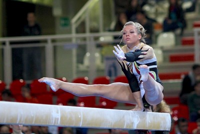 Dorina_Böczögő,_balance_beam,_2012.jpg