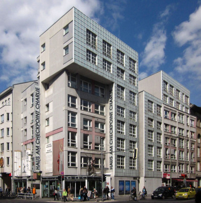 Berlin,_Kreuzberg,_Friedrichstrasse_43-44,_Haus_am_Checkpoint_Charlie_(cropped).jpg