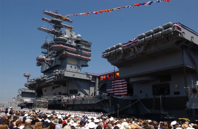 US_Navy_030712-N-3128T-098_Hundreds_of_spectators_and_media_witness_the_commissioning_of_the_Navy's_newest_nuclear-powered_aircraft_carrier_USS_Ronald_Reagan_(CVN_76).jpg