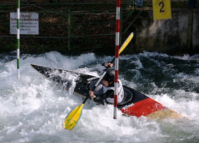 1024px-Kajakfahrer_auf_der_Isar_Sueddeutsch_Meisterschaft_2009.JPG