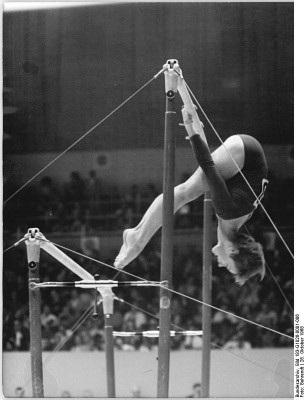 Bundesarchiv_Bild_183-G1026-0001-006,_Mexiko,_Olympiade,_Karin_Janz,_Silbermedaille.jpg