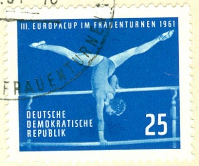 DDR 1961 FrauenTurnen Barren- 1.jpg