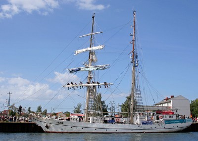 800px-Segelschulschiff_Greif_Hanse_Sail_2008_(dark1).jpg