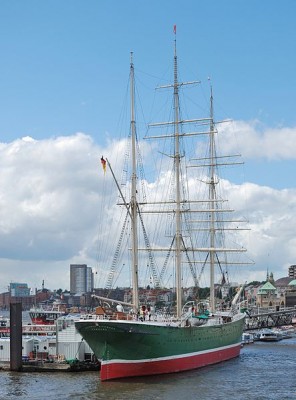 443px-Hamburg-090612-0138-DSC_8235-A-Rickmer_Rickmers_Landungsbruecken.jpg