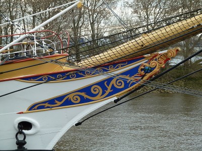 800px-Schulschiff_Deutschland_-_Galionsfigur.JPG