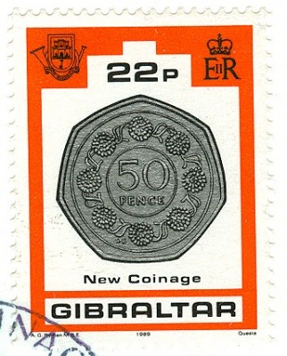 Gibraltar 1989 22 penceMarke 50 PenceMünze SchleifenBlumen.jpg
