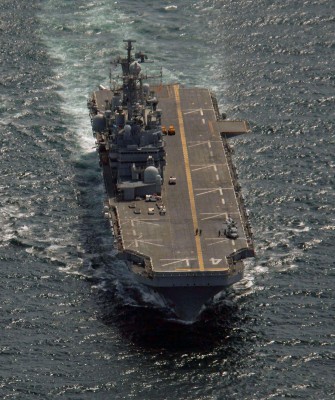 USS_Nassau_(LHA-4)_and_RFA_Bayleaf_(A109).jpg