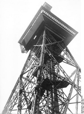 442px-Bundesarchiv_Bild_102-13435,_Berlin,_Malerkolonne_auf_dem_Funkturm.jpg