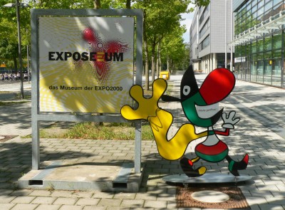 1024px-EXPO_Museum_Twipsy_Werbeschild.jpg