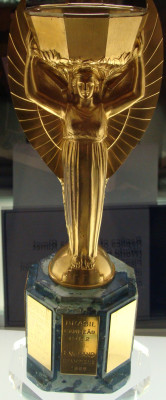 Jules_Rimet_trophy_replica (2).jpg